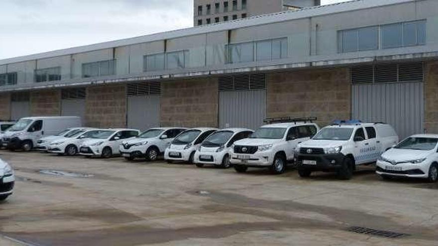 La nueva flota de vehículos de la Autoridad Portuaria, estacionada frente a El Tinglado. // FdV