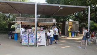 La Ciutadella tiene a sus dos chiringuitos en litigio y solo unos lavabos para siete millones de visitantes
