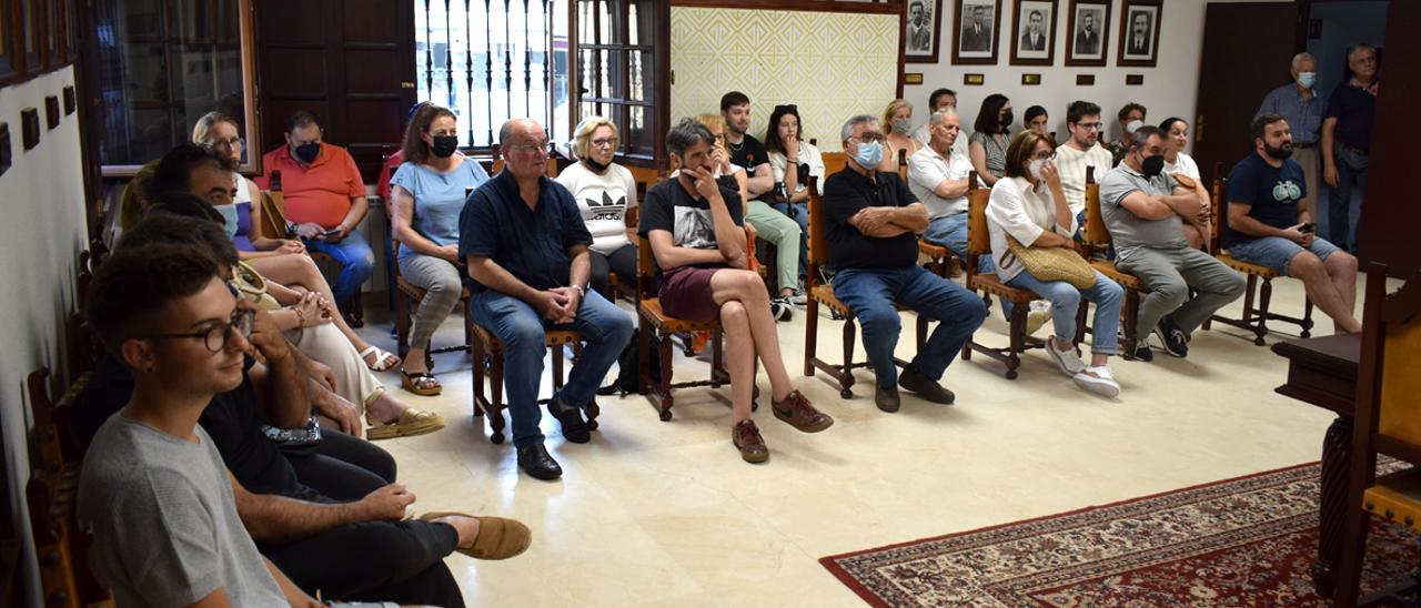 Vecinos en el salón de sesiones de Valga durante el pleno en el que se aprobaron las alegaciones al polígono.