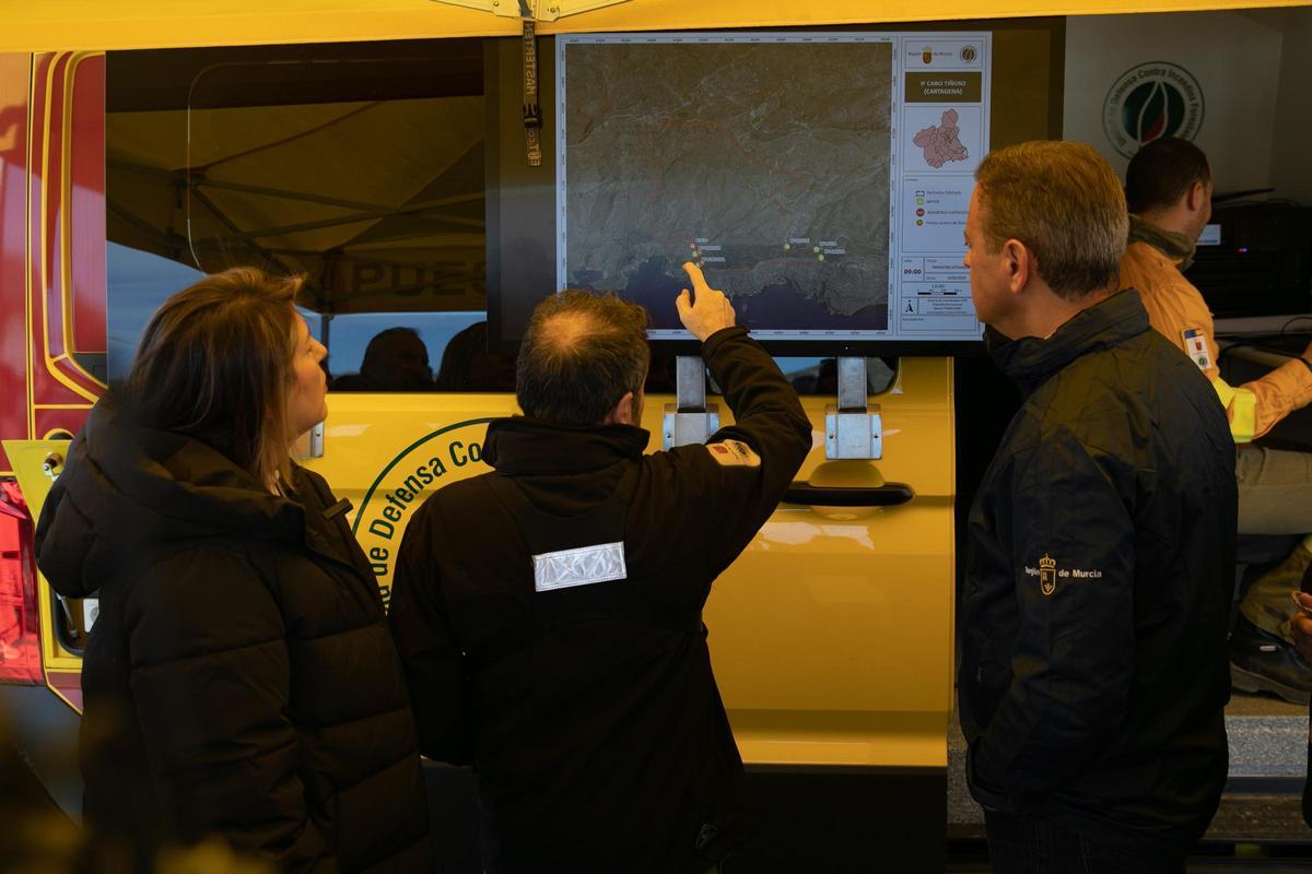 Algunos de los momentos más destacados de esta mañana en el incendio de Cabo Tiñoso. Algunos de los momentos más destacados de esta mañana en el incendio de Cabo Tiñoso.