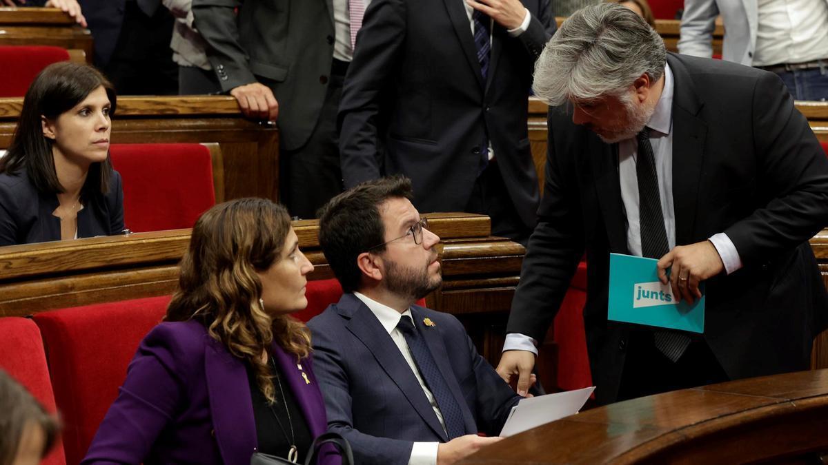 Sesión de control en el Parlament con preguntas al President, en la imagen Pere Aragonès, Laura Vilagrà y Albert Batet de Junts.