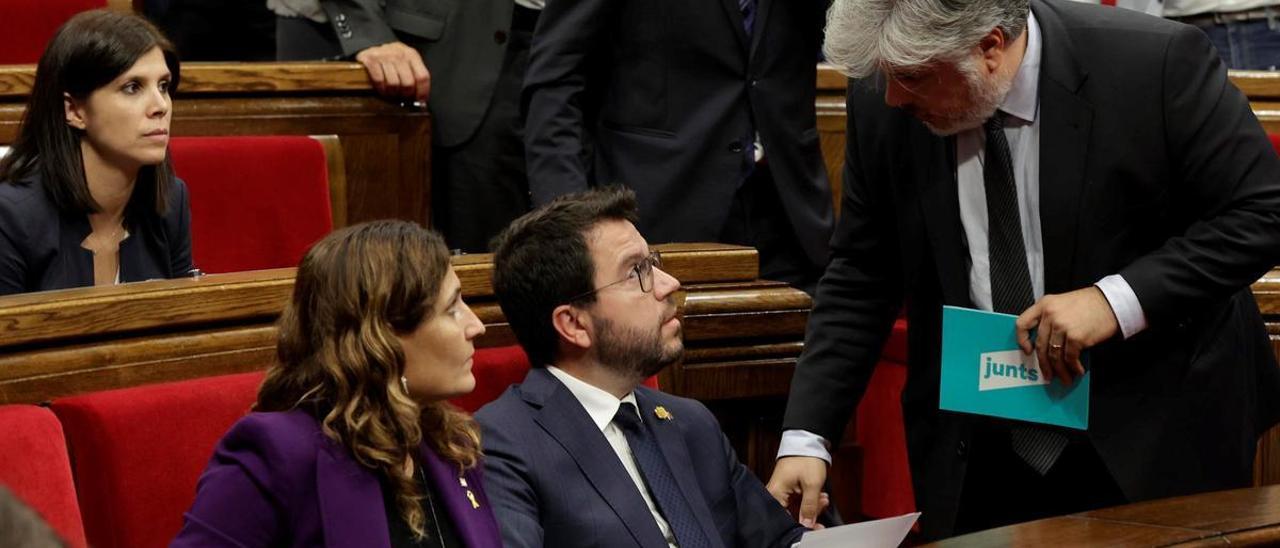 Sesión de control en el Parlament con preguntas al President, en la imagen Pere Aragonès, Laura Vilagrà y Albert Batet de Junts.