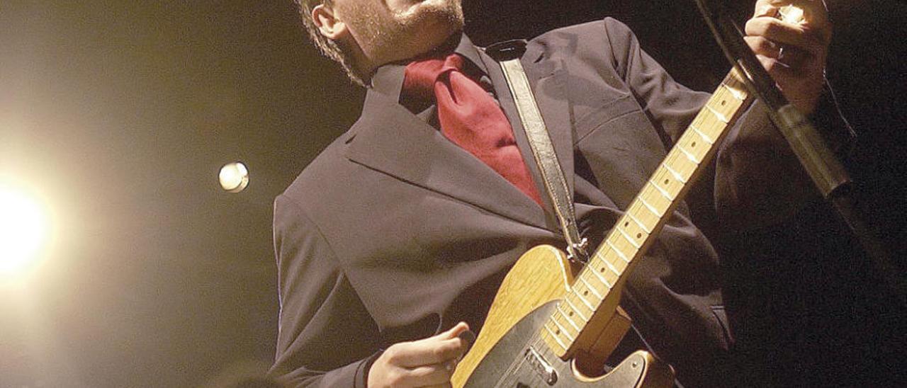 Elvis Costello, durante su concierto en Vigo en 2005.