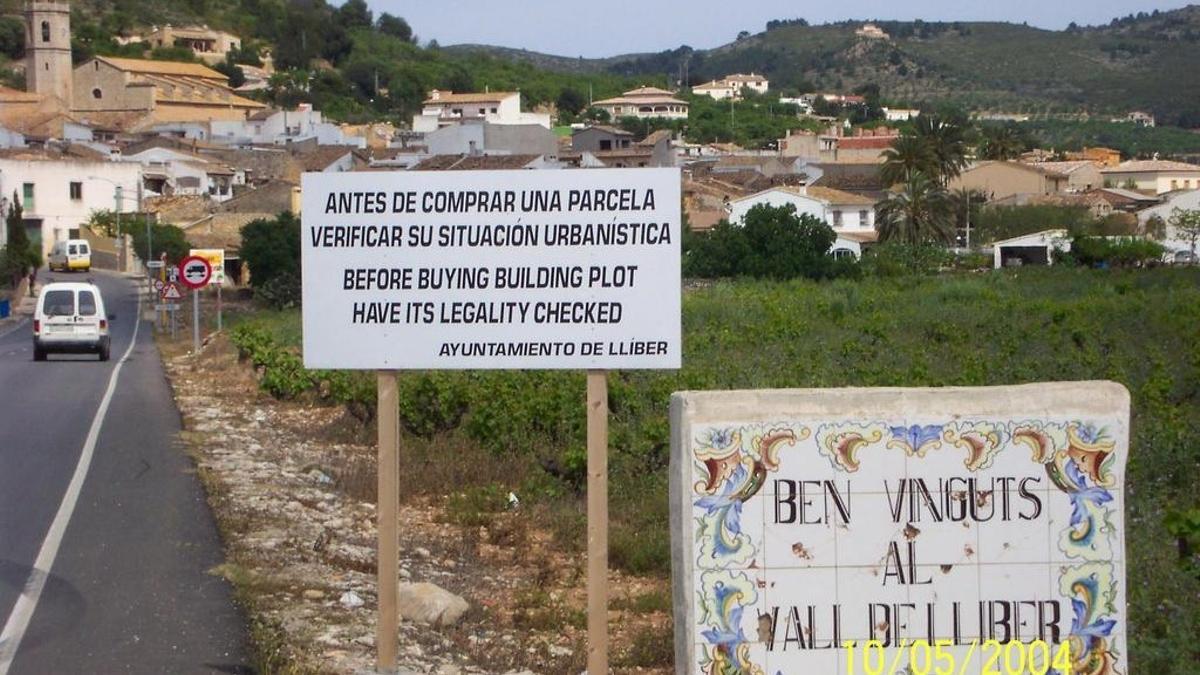 Imagen de archivo de un cartel que, tras trascender la estafa, advertía a los posibles compradores de casas en Llíber