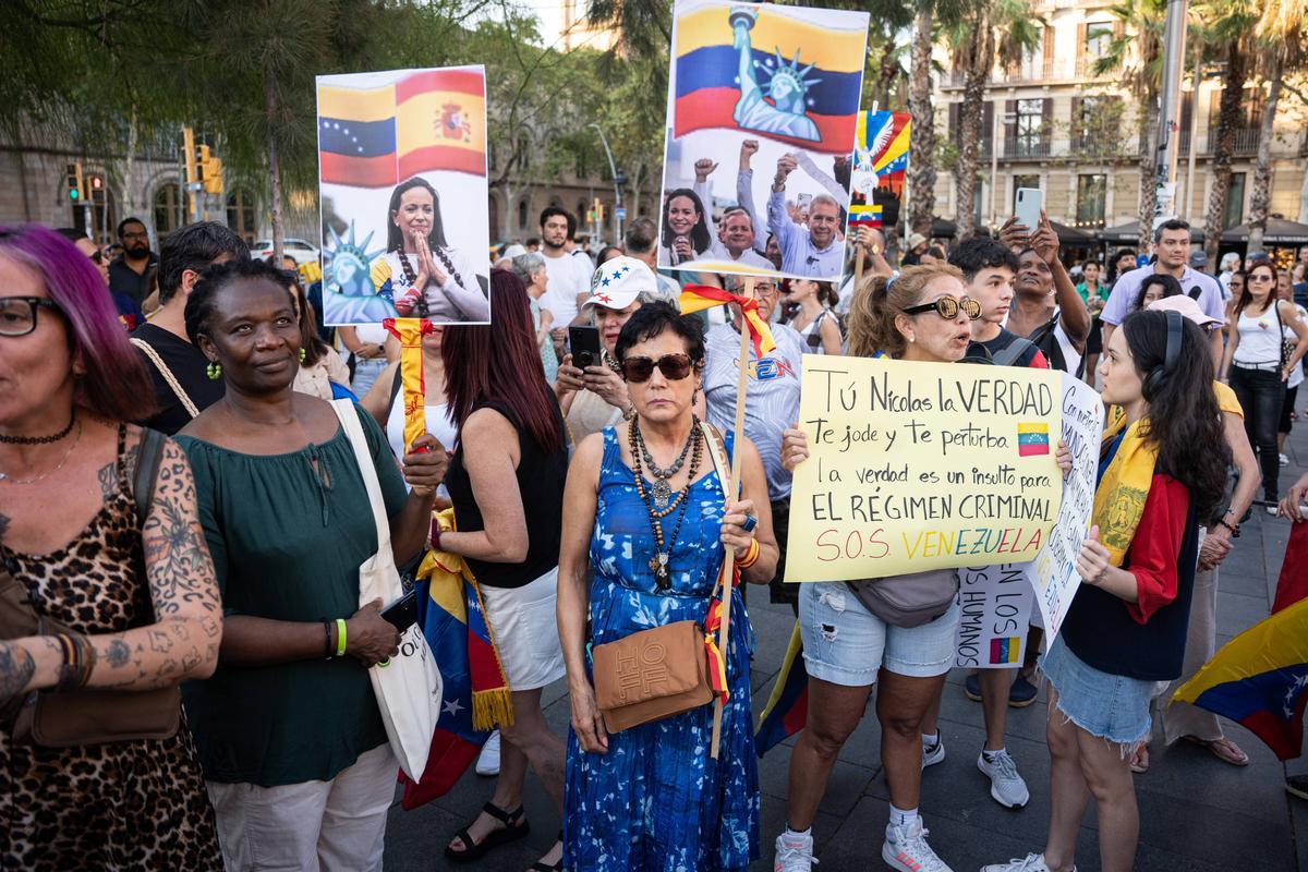 Barcelona. 03/08/2024. Internacional. Manifestación de venezolanos en Plaza Universitat por las elecciones del fin de semana pasado. AUTOR: Marc Asensio      Barcelona, Catalunya, España, Venezuela, venezolanos, manifestación, protesta, elecciones