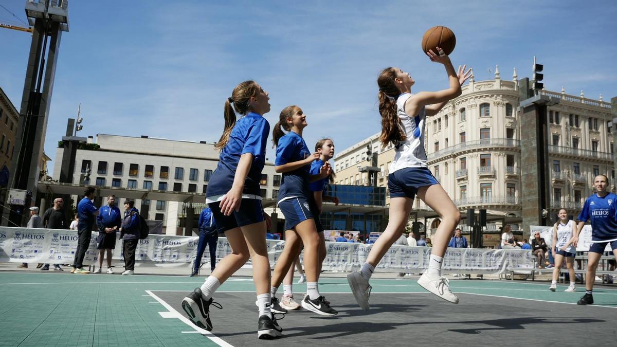 Varias niñas juegan al baloncesto, durante la celebración del evento
