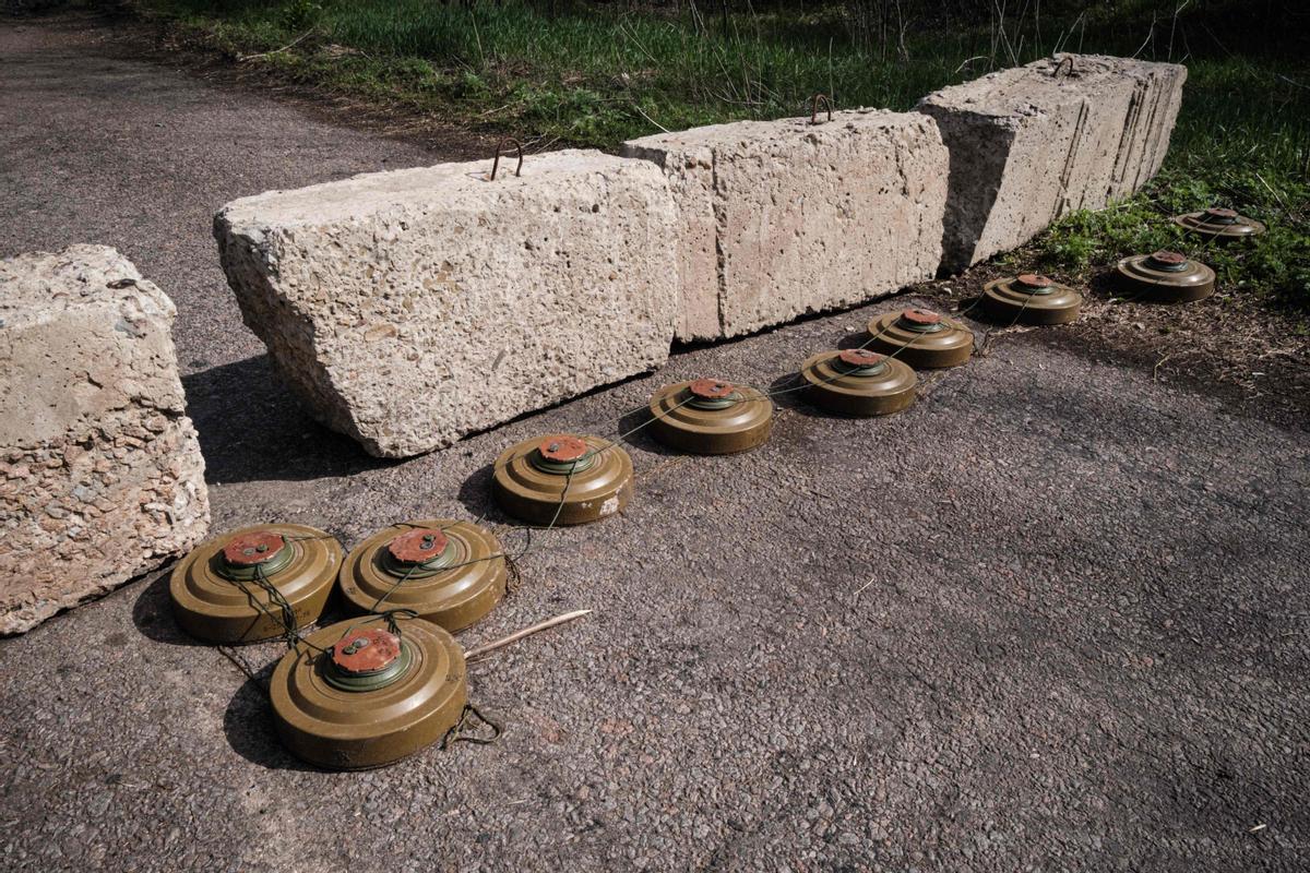 Minas antitanque en una carretera cerca de Barvinkove, en el este de Ucrania