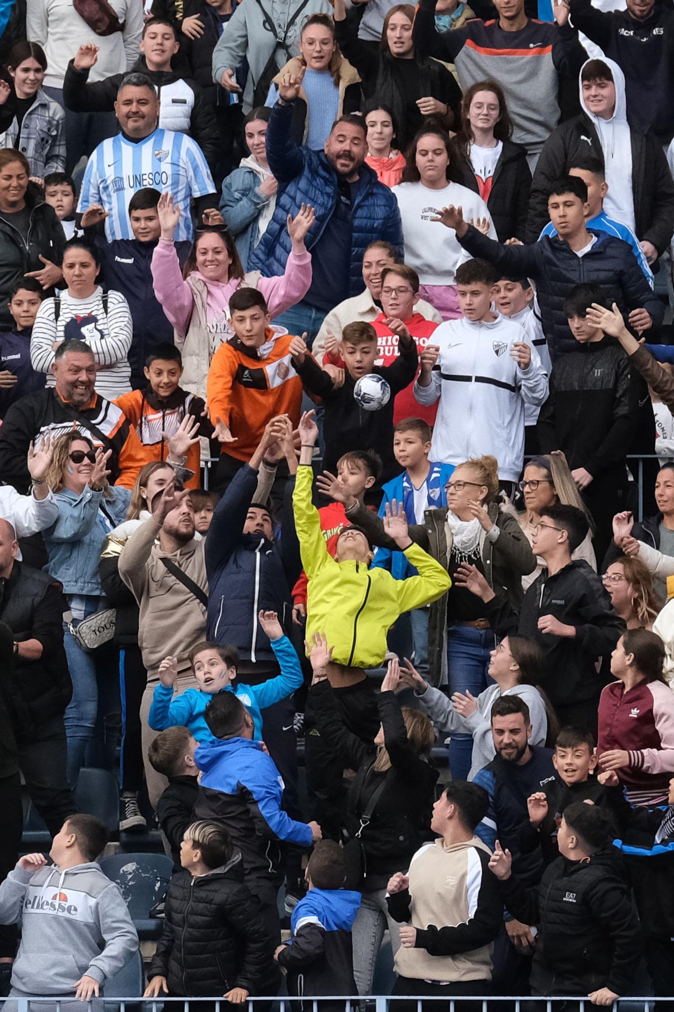 Entrenamiento de puertas abiertas del Málaga CF en La Rosaleda en la víspera de Reyes