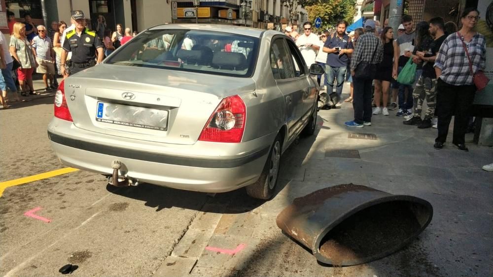 Un conductor perd el control i s'accidenta al centre de Blanes