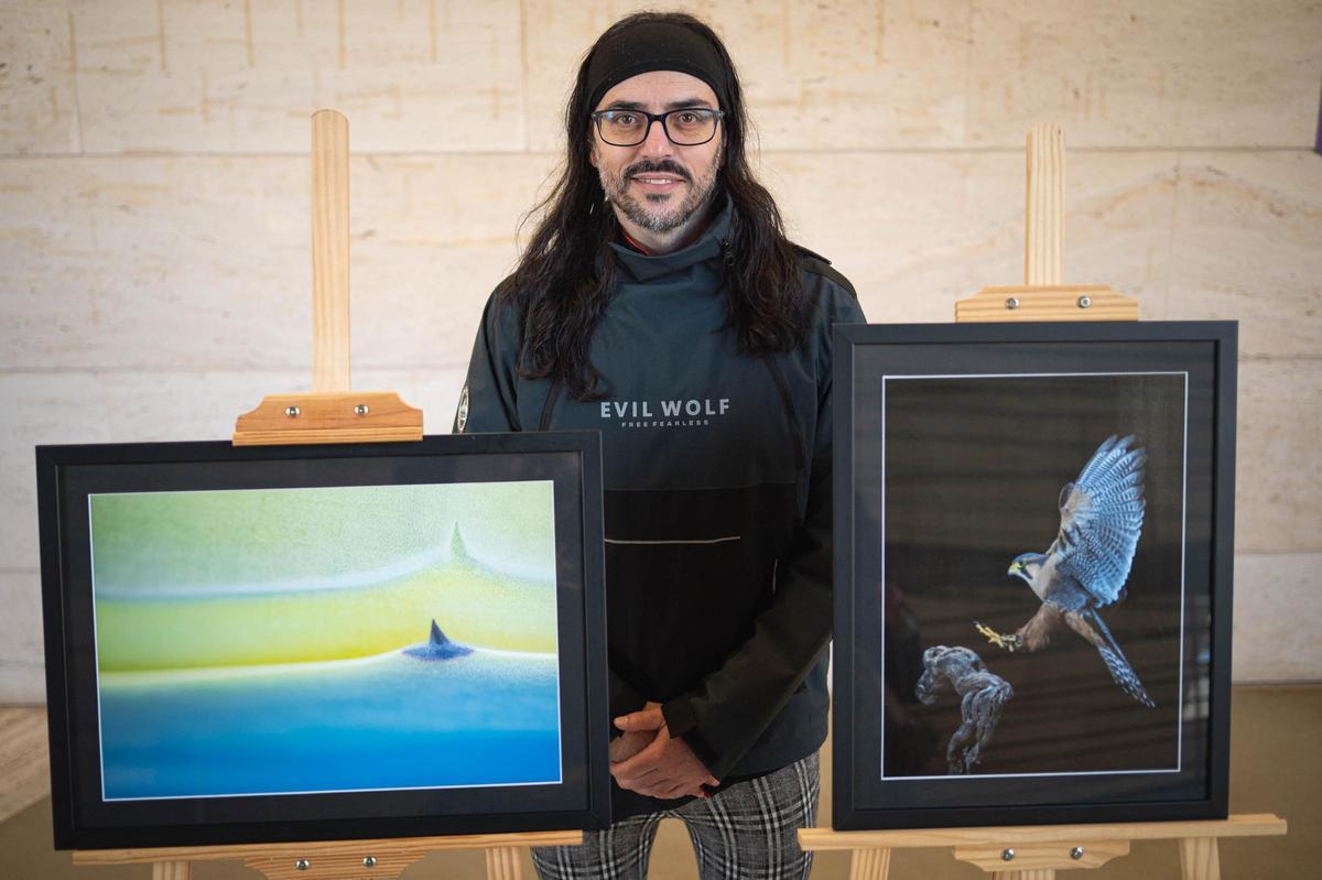 Jesús Rodríguez con dos de sus fotografías en la exposición en la ULL.