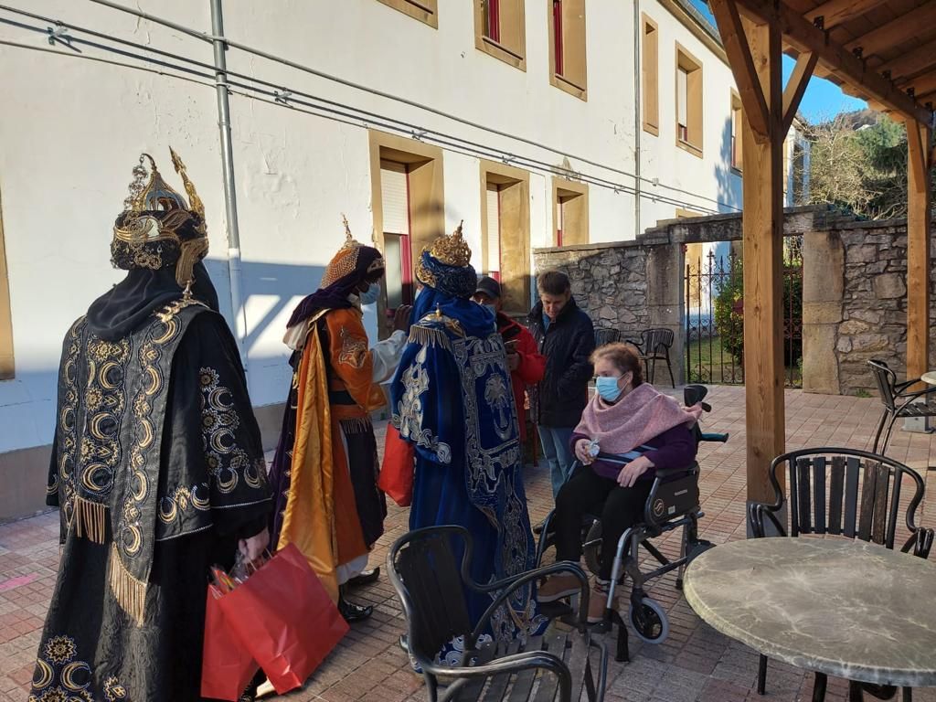 Los Reyes Magos ya están en Villaviciosa: así ha sido su emotivo encuentro con las personas mayores del concejo