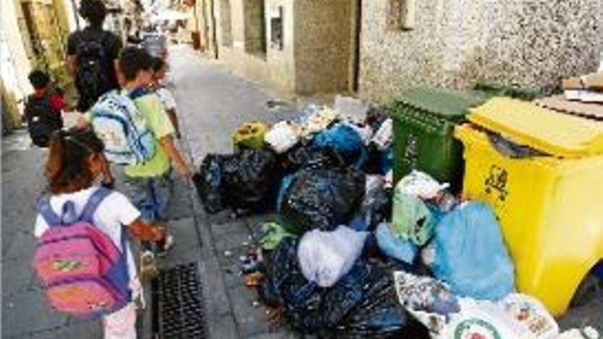 Imatge de l&#039;última vaga d&#039;escombraries a Sant Feliu, el juliol de 2012.