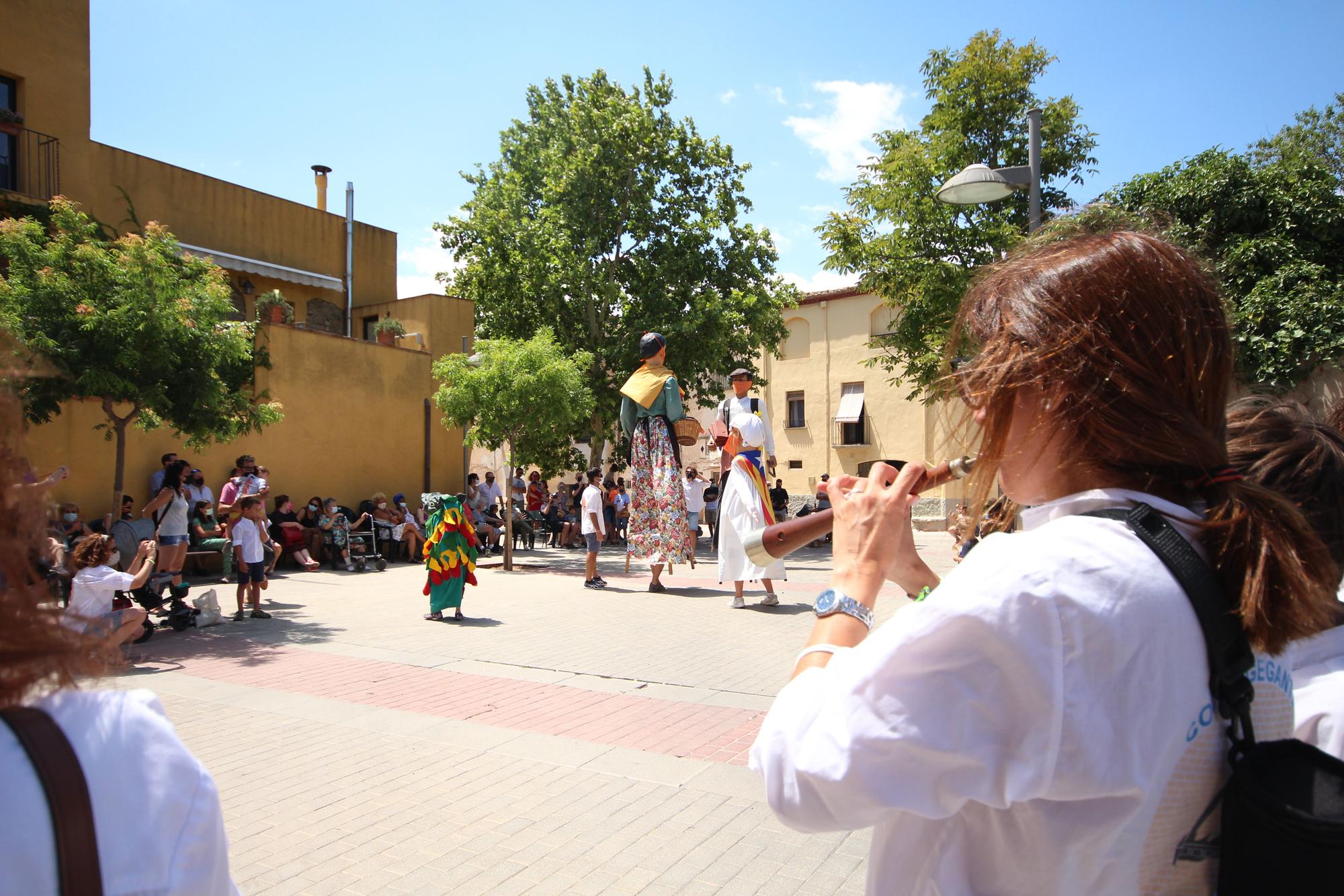 La plantada de gegants, a la plaça de l'Església, amb els Rajolers locals com a amfitrions.JPG