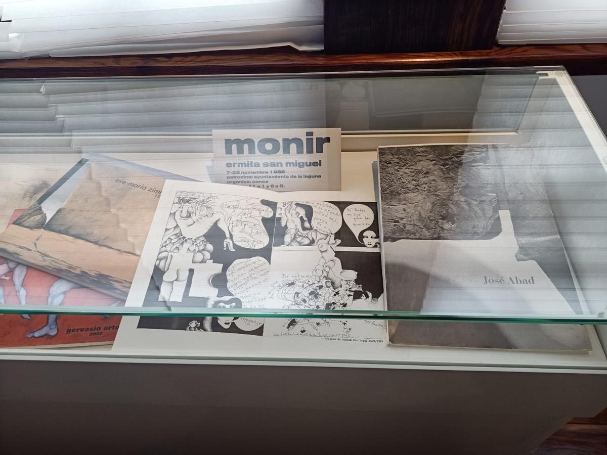 Varios documentos relacionados con el arte canario en una vitrina.