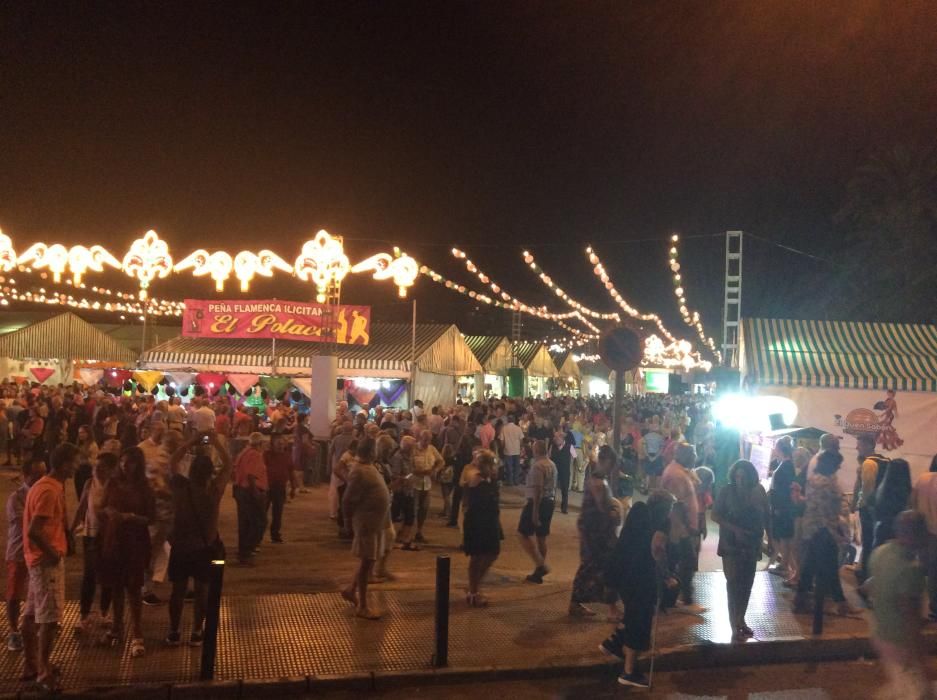 La Feria de Sevillanas 2017 comenzó anoche con una gran afluencia de público, actuaciones flamencas y de sevillanas, gastronomía y casetas, en el recinto portuario de Torrevieja