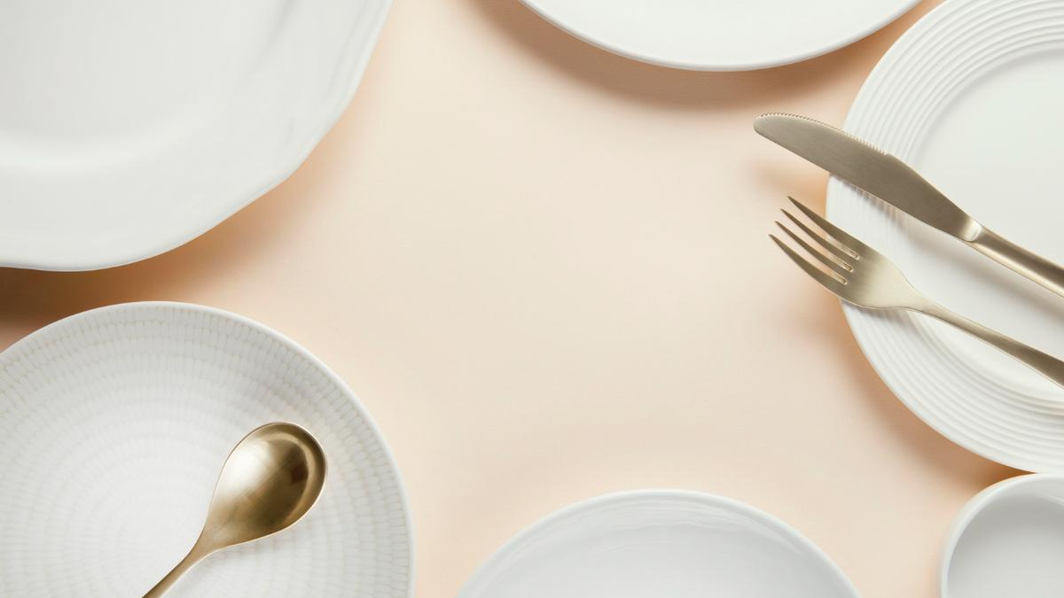 Adiós a guardar los platos uno encima del otro: la solución japonesa vertical para tener más espacio en el armario