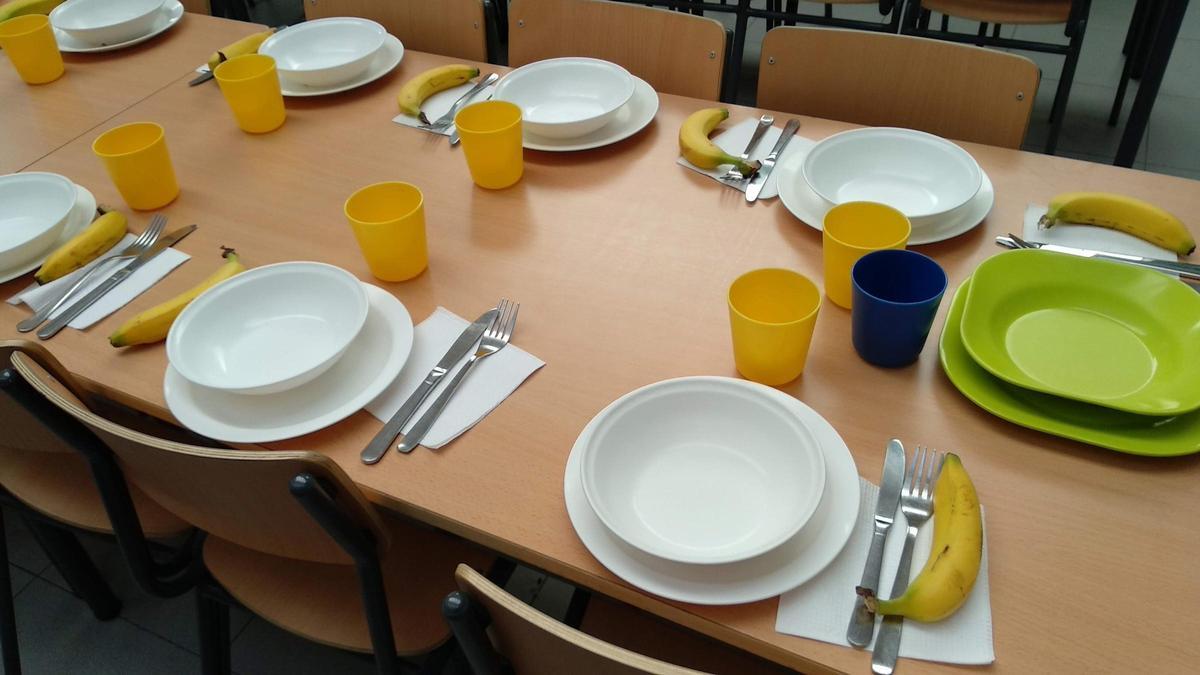 Una mesa preparada para comer en un colegio