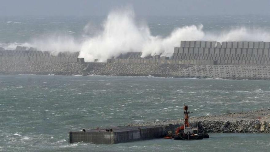 Imagen de las olas superando el dique del puerto exterior de A Coruña, en Punta Langosteira, durante su construcción.  // Carlos Pardellas