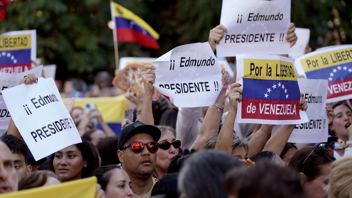 Concentración de apoyo al venezolano Edmundo González frente al Congreso de los Diputados.