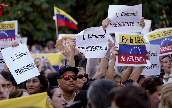 Concentración de apoyo al venezolano Edmundo González frente al Congreso de los Diputados.