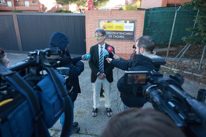 Caso Cilleros: comparecencia del abogado Ángel Luis Aparicio a las puertas de la cárcel de Cáceres