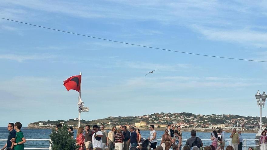 Varias picaduras de carabela portuguesa obligan a ondear la bandera roja en la playa de San Lorenzo, en Gijón