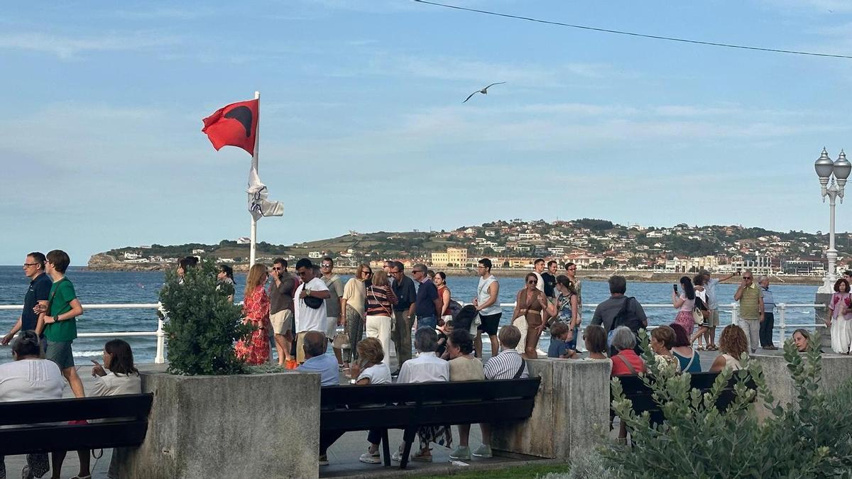 La bandera roja en la playa de San Lorenzo, en la zona de la Escalerona.