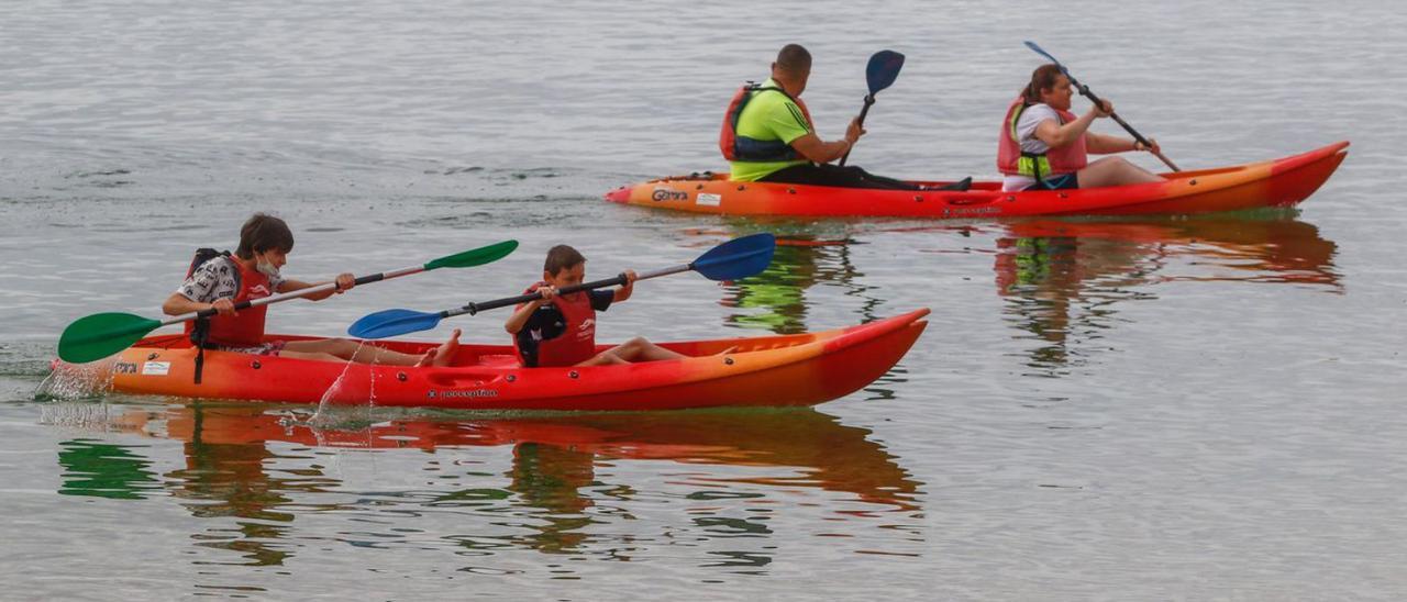 Los alumnos aprenden a remar vigilados de cerca por los monitores.  |