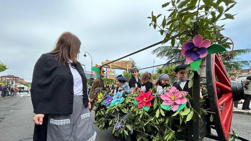 Piedras Blancas vibra con el desfile de carrozas y xarrés de San Isidro: "Esto es una experiencia que perdura para siempre"