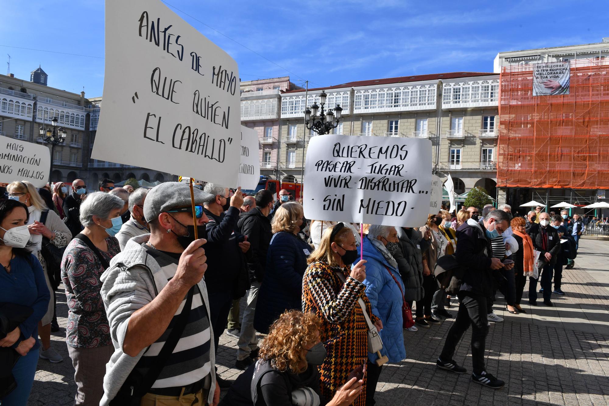 Vecinos de Os Mallos claman en María Pita por mayor presencia policial para acabar con la inseguridad del barrio