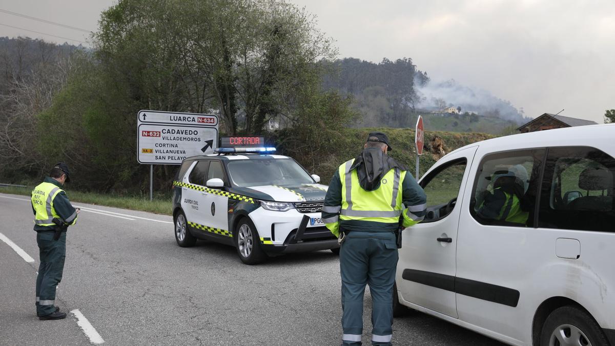 Multado con 200 euros por llevar la baliza v-16 colocada pero no tener el líquido o recambio dentro del coche: la Guardia Civil vigila los maleteros de los asturianos