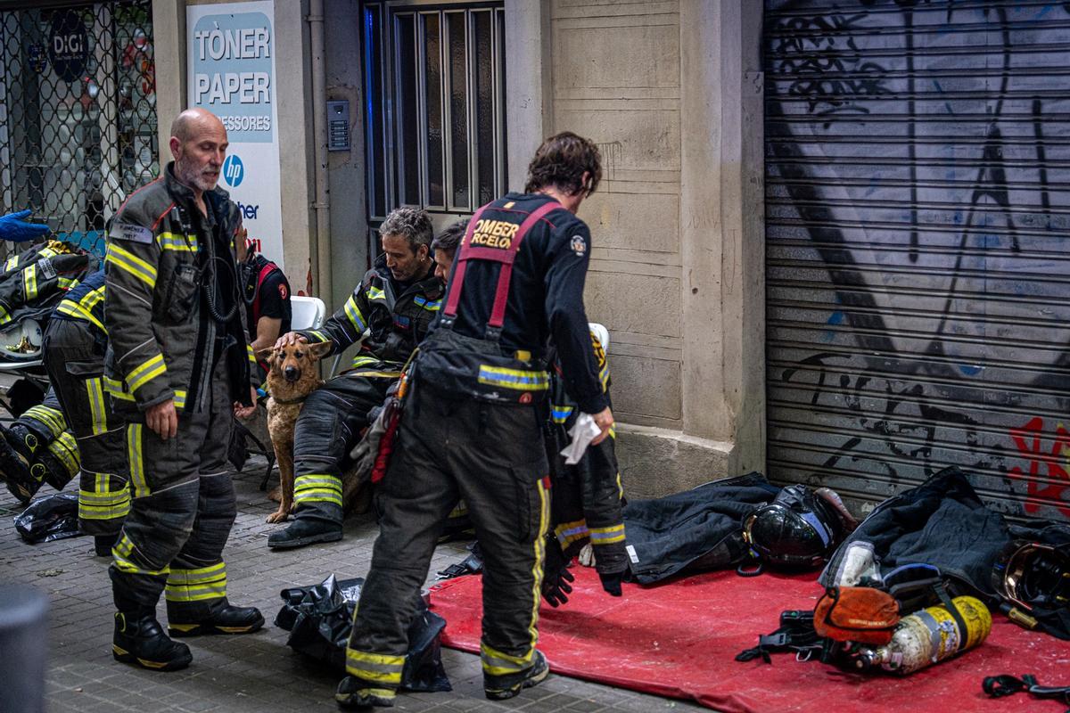 Una explosión por una bombona de butano deja ocho heridos y obliga a desalojar un edificio en Poblenou Una explosión por una bombona de butano deja ocho heridos y obliga a desalojar un edificio en Poblenou