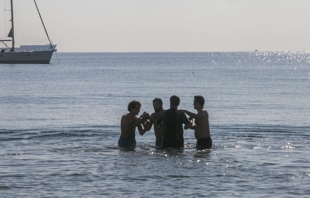 Los ortodoxos celebran en Alicante el bautismo de Jesús con la bendición del mar y con el rito de nadar en busca de la cruz