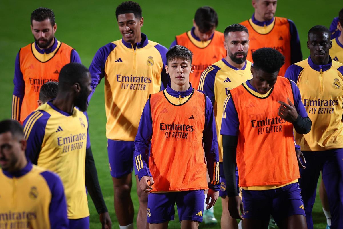 Dani Carvajal, en segundo plan tras Tchouaméni, en la sesión de entrenamiento del Real Madrid.