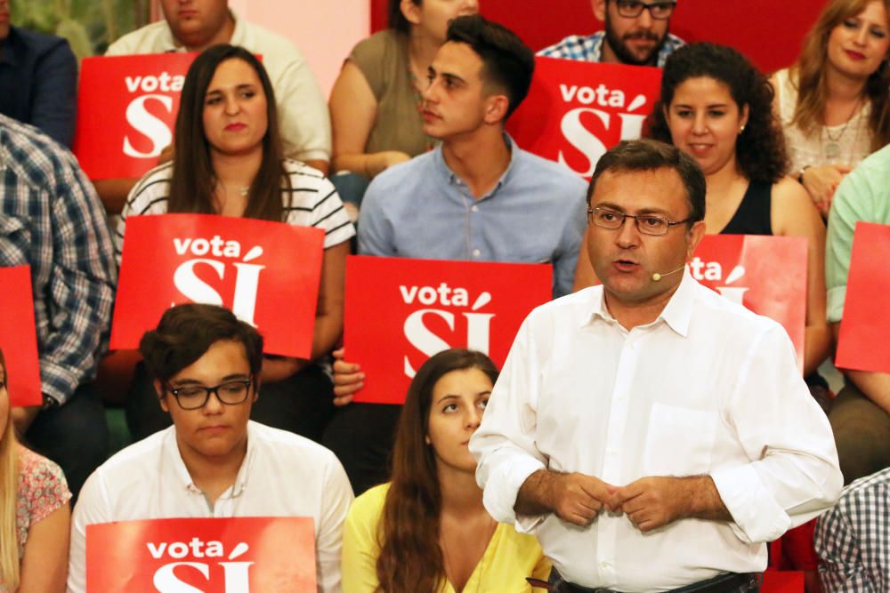 Pedro Sánchez concluye su jornada de campaña en Málaga con un mitin en la Facultad de Derecho de la universidad malagueña.