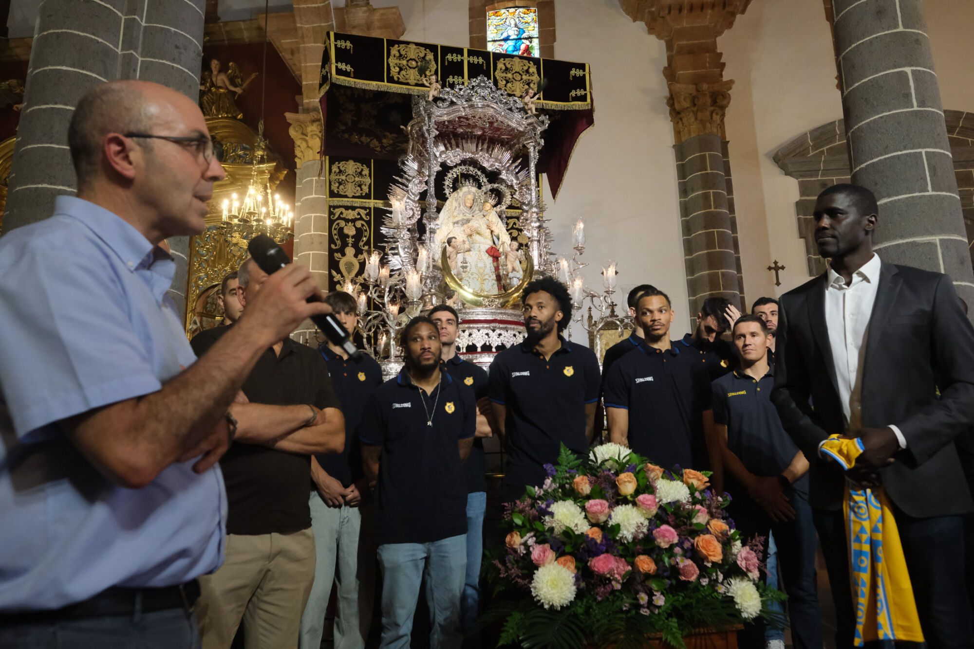 La plantilla del CB Gran Canaria visita a la Virgen del Pino
