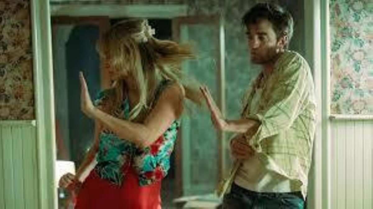 'Die, My love', cuenta la historia de una mujer, Jennifer Lawrence, que empieza a sufrir un grave deterioro mental tras tener un bebé ante la indiferencia de su marido, Robert Pattinson.