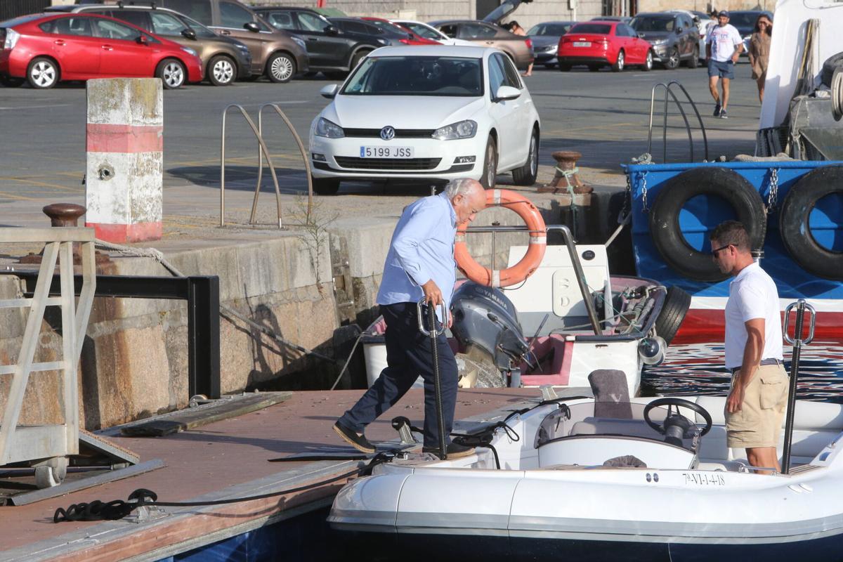 AMANCIO ORTEGA SUBE A EMBARCACION AUXILIAR DE SU YATE VALORIA B EN PANTALAN PUERTO ALDAN CANGAS