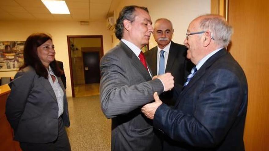 El presidente de la CEV, Salvador Navarro, con el portavoz de la gestora, Néstor Pascual.