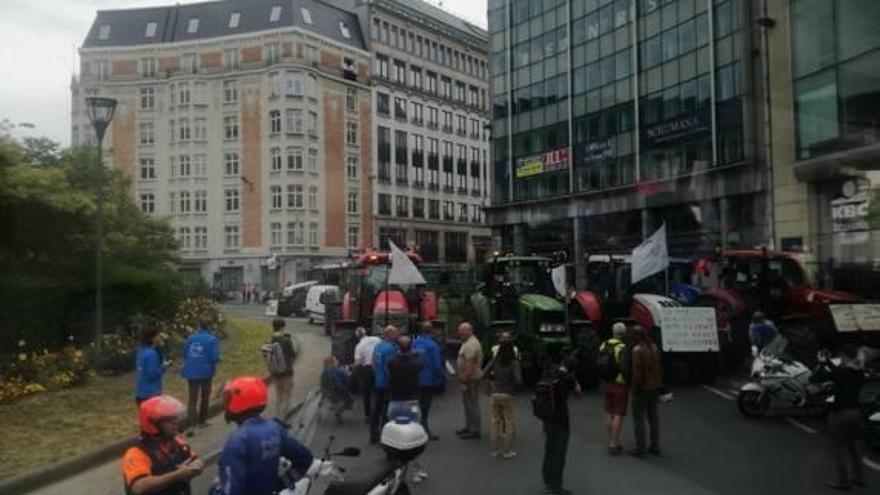 Protesta ayer de agricultores belgas contra el tratado.