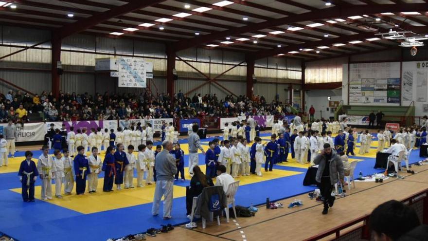 400 judokas gallegos y lusos compiten en el torneo estradense