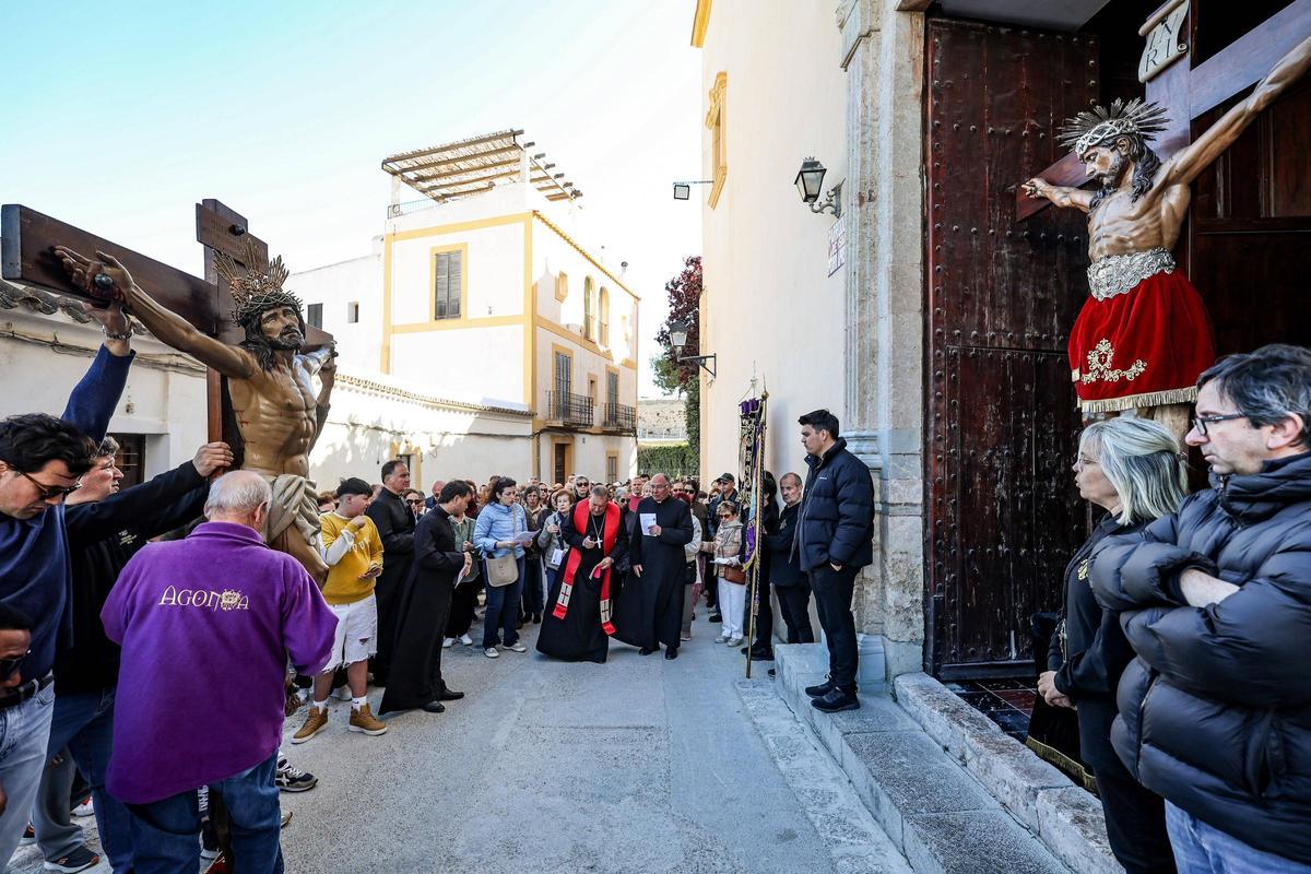 Momento del encuentro entre el Cristo de la Agonía y el del Cementerio a las puertas de Santo Domingo.