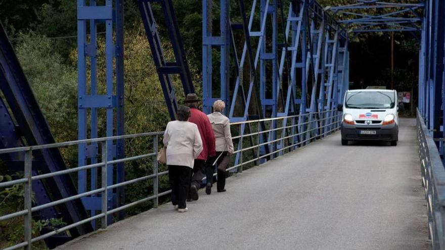 Peatones circulando por el puente de El Miramar.