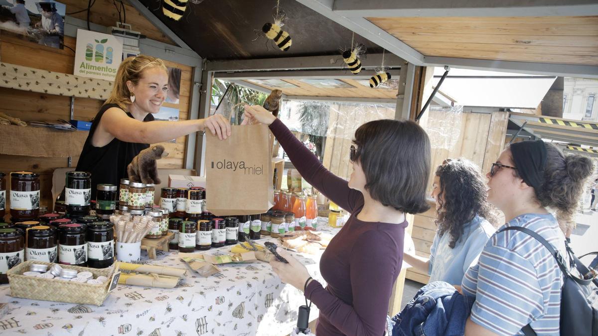 Quesos, dulces, artesanía... el Mercadín de la Sidra de Gijón abre sus puertas: "Es una ventana a Asturias" (en imágenes)