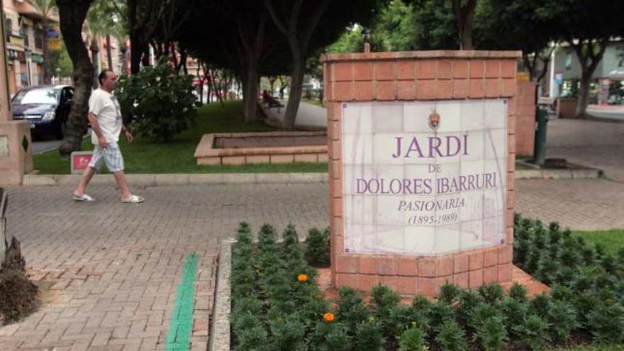 Una imagen del pequeño jardín con el monumento recordatorio a Dolores Ibarruri.