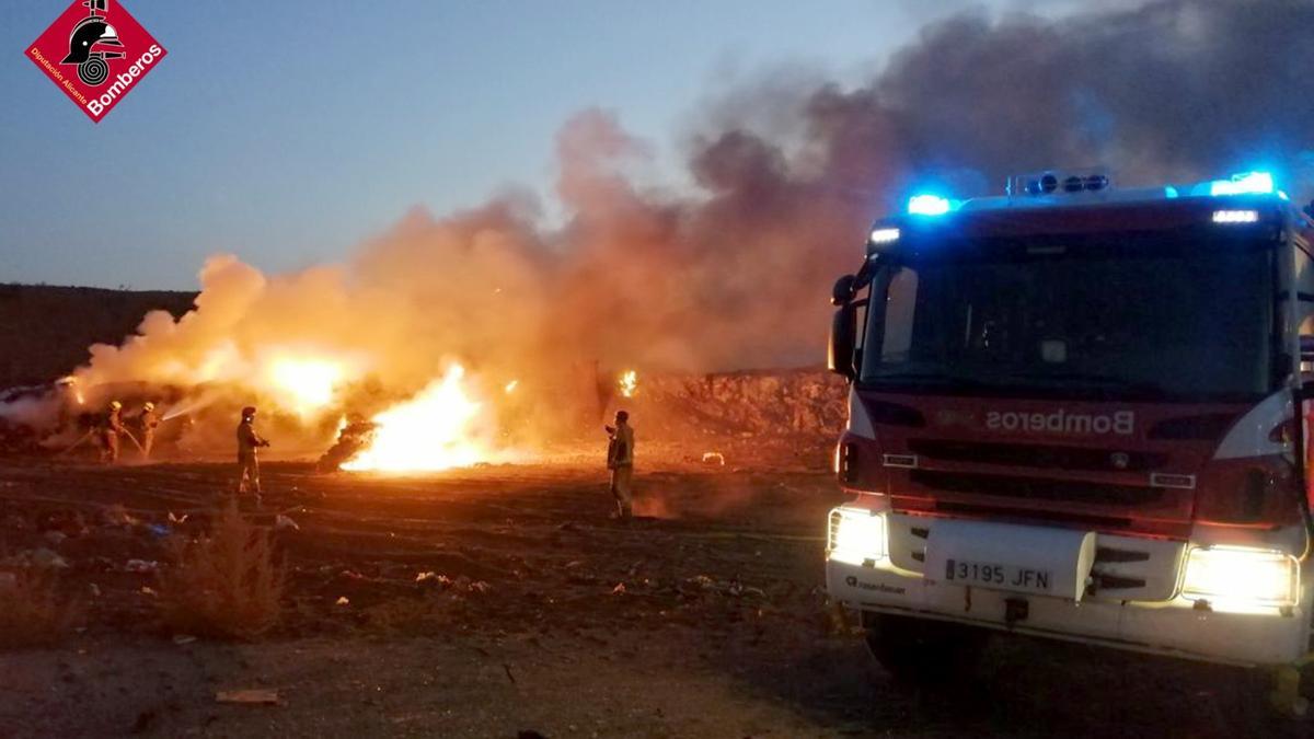 Los bomberos sofocando el fuego