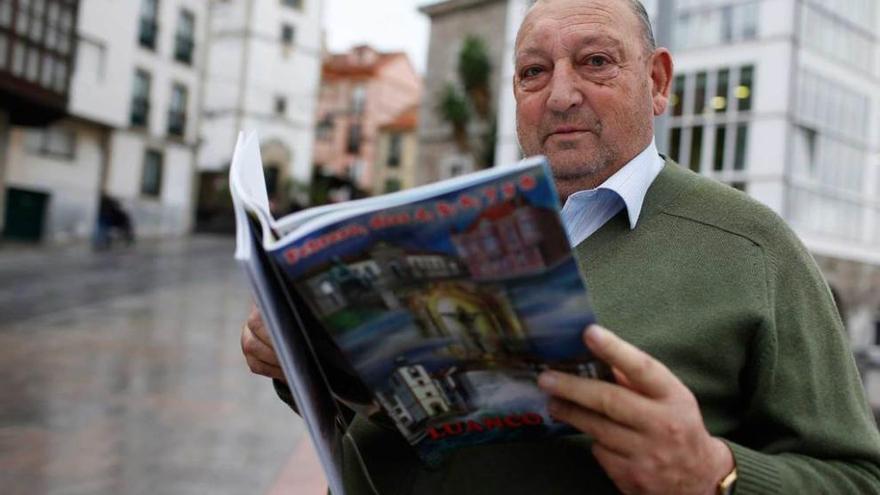 Alfonso García, con un ejemplar de la revista de las fiestas del Socorro.