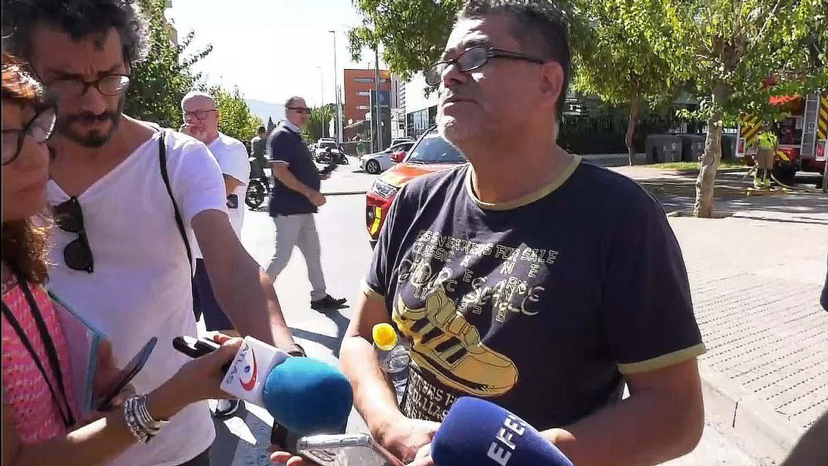 Jairo , padre de una de las victimas del incendio en Murcia , enseña el mensaje de audio de su hija.