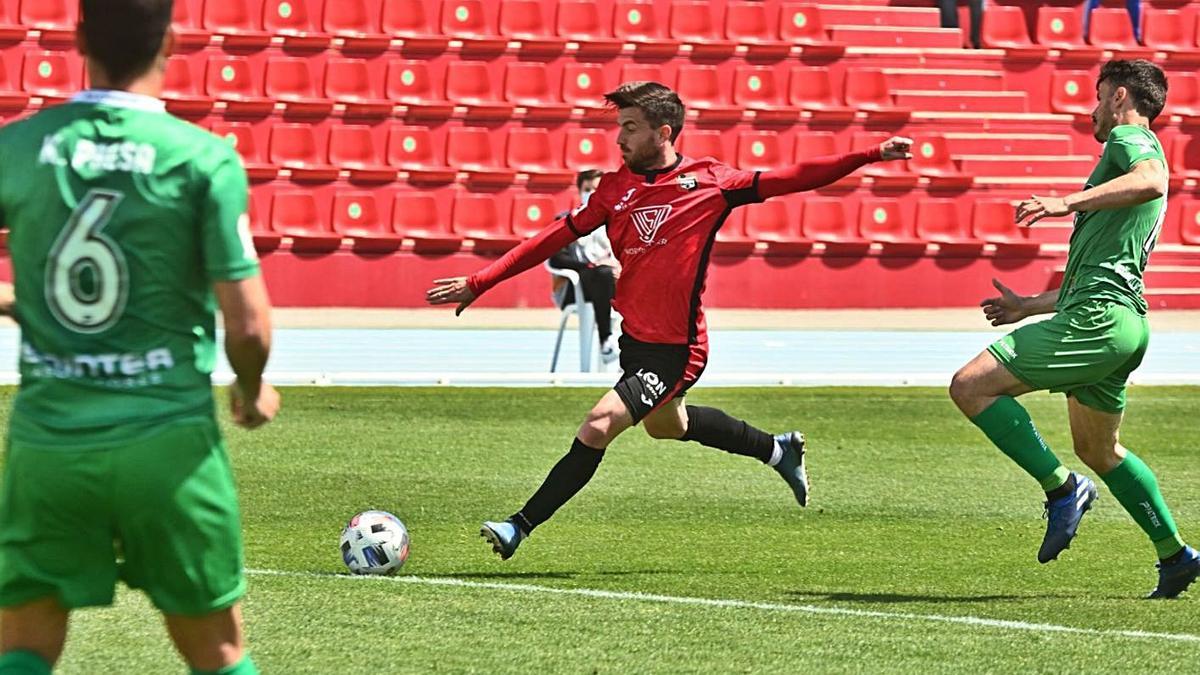 El alicantino Miñano dispara a puerta en el partido del domingo entre La Nucía y el Cornellà. | CFLN