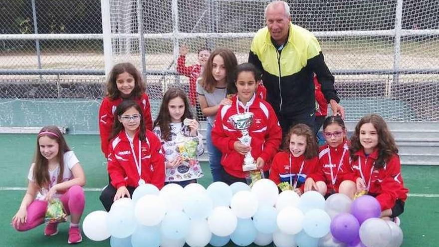 Las alevines del Ouense, con Tito Piñeiro. // FdV